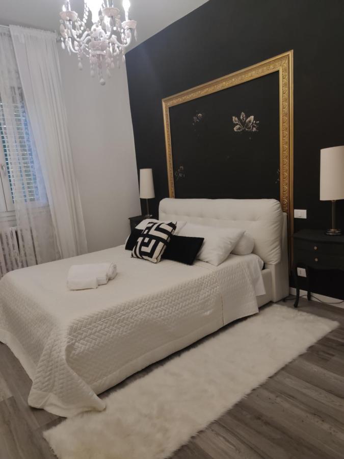 Aurora Flowers - Two Rooms And Free Parking Near Center And Train Station Modena Exterior foto